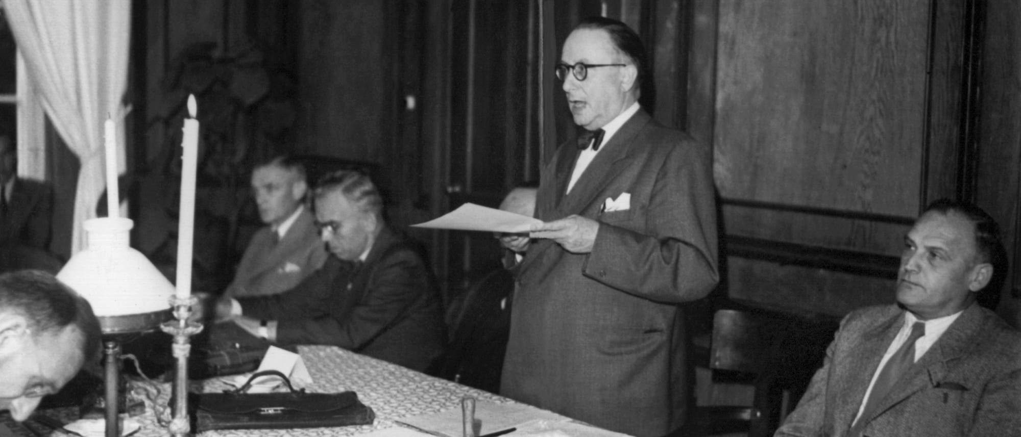 Anton Pfeiffer eröffnet den Verfassungskonvent Anton Pfeiffer eröffnet den Verfassungskonvent