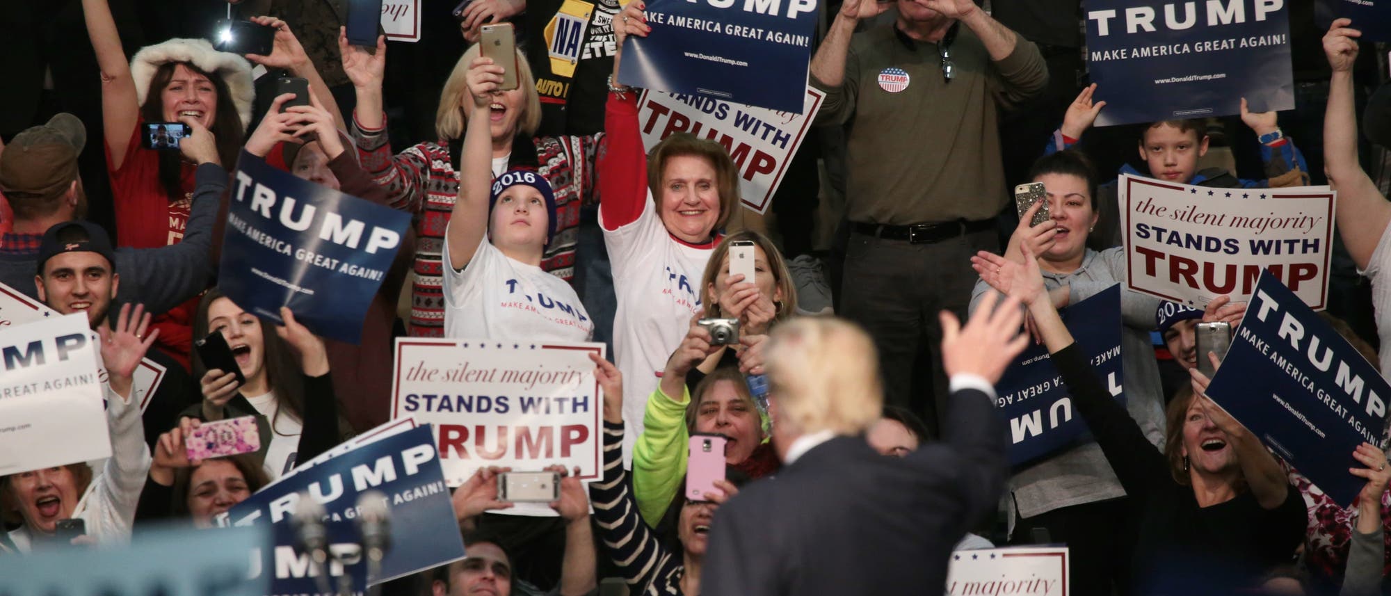 Eine Menge jubelt Donald Trump zu