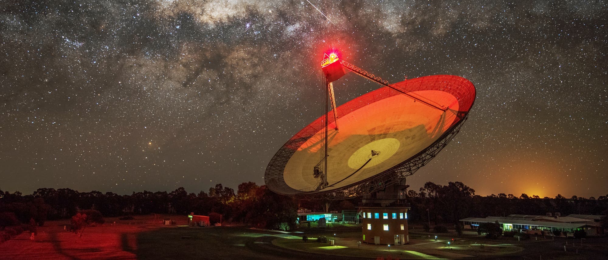 Das Parkes Teleskop in Australien bei Nacht. Es handelt sich dabei um ein Radioteleskop. Das Parkes Teleskop in Australien bei Nacht. Es handelt sich dabei um ein Radioteleskop.