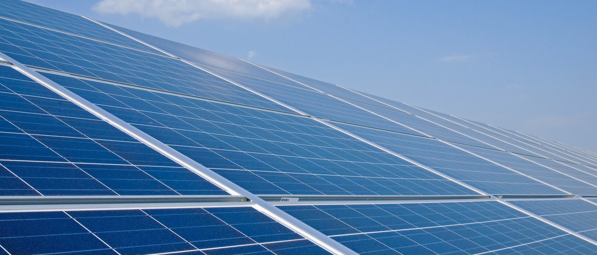 Solarzellen vor blauem Himmel