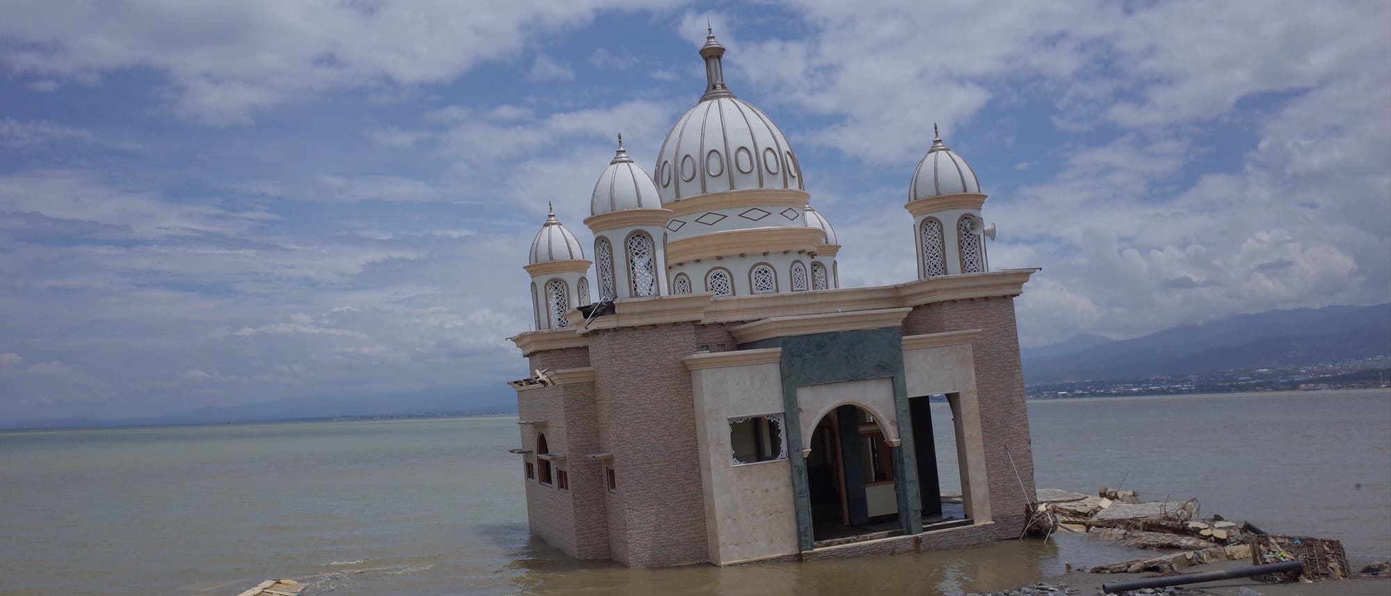 Vom Sockel gerissene und weggespülte Moschee nach dem Tsunami von Palu. Vom Sockel gerissene und weggespülte Moschee nach dem Tsunami von Palu.