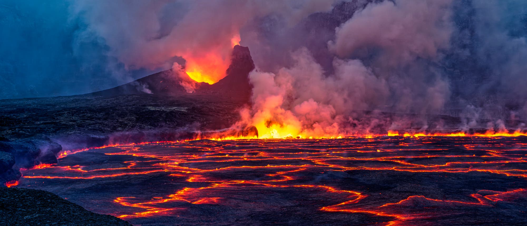 Der Krater des Nyiragongo ist dauerhaft mit Lava gefüllt. Der Krater des Nyiragongo ist dauerhaft mit Lava gefüllt.