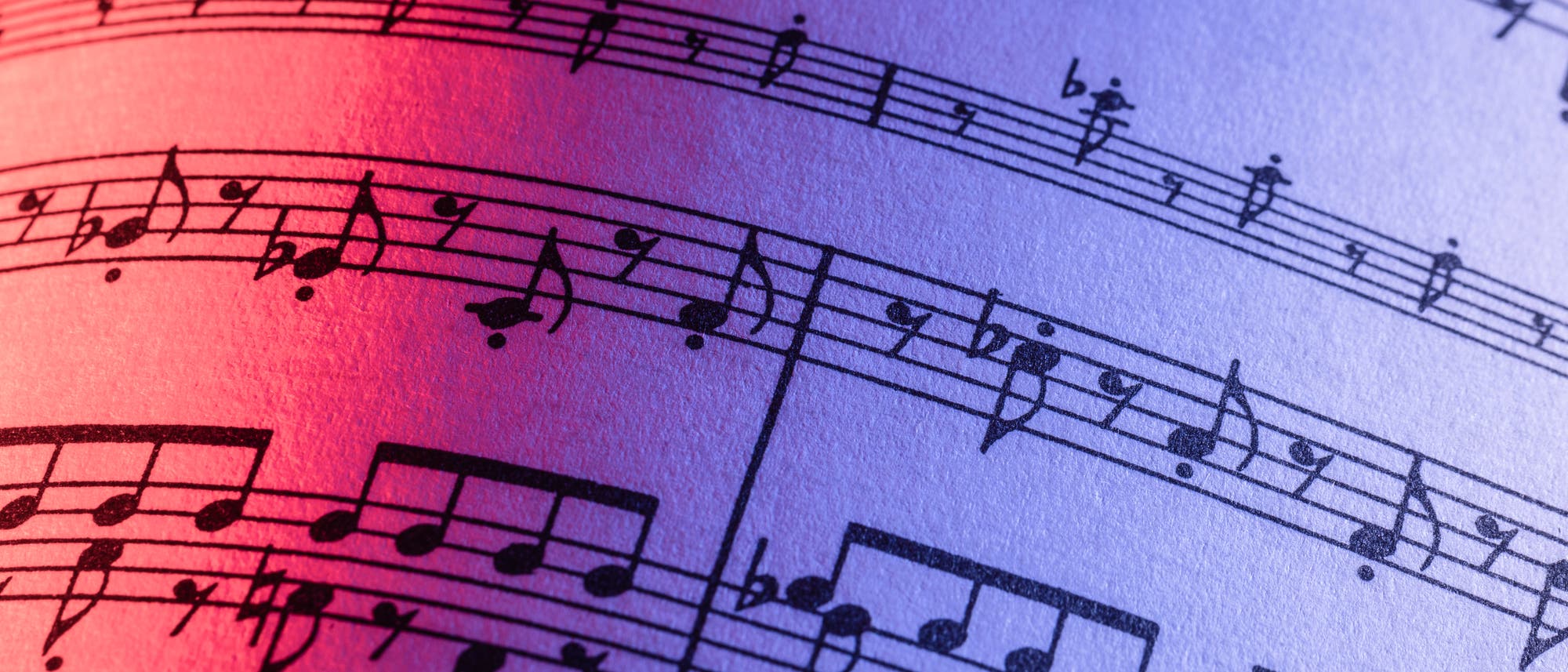 Musikalische Noten auf einem Blatt Papier Musikalische Noten auf einem Blatt Papier