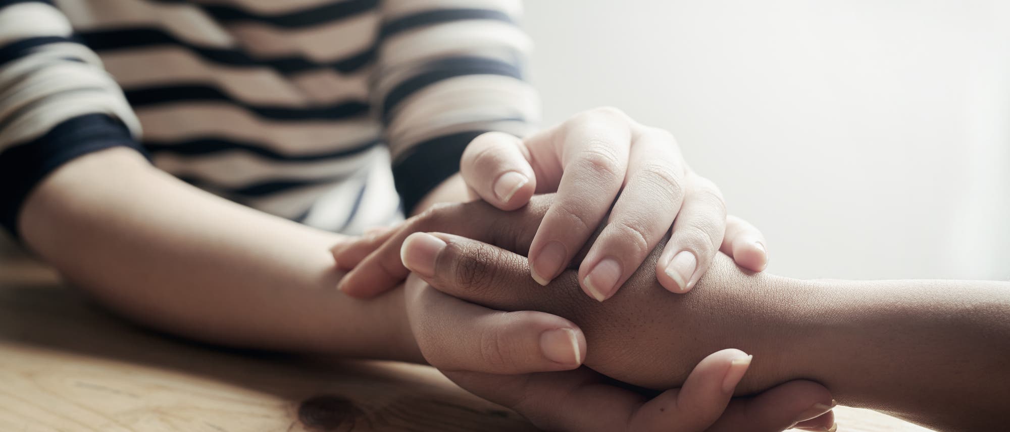 Eine Frau hält die Hand einer anderen. Eine Frau hält die Hand einer anderen.