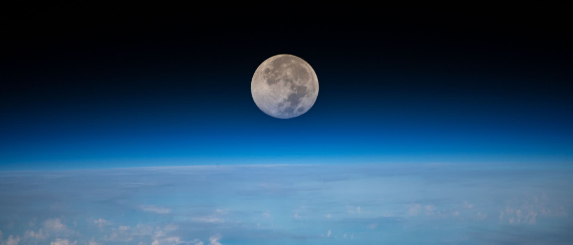 Unser Erdmond, hier aus Sicht der internationalen Raumstation ISS. Unser Erdmond, hier aus Sicht der internationalen Raumstation ISS.