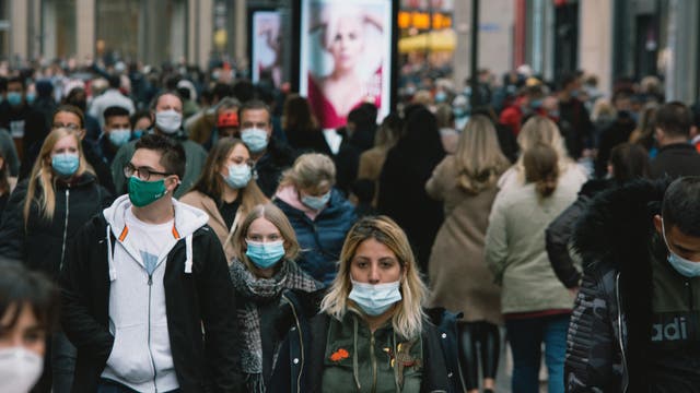 Im Kölner Alltag trug mancher Mitte Oktober 2020 Maske, manche trug sie falsch und andere trugen sie gar nicht.