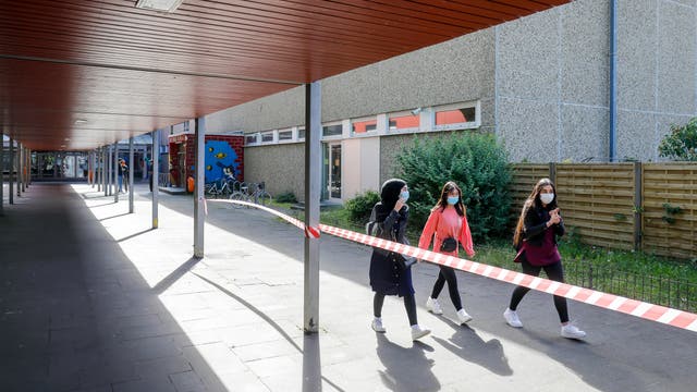 Teil der Auflagen des Corona Infektionsschutzes: Schüler tragen Masken auf dem Pausenhof.