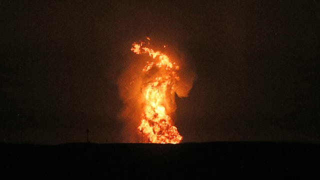 Feuersäule über dem Kaspischen Meer am 4. Juli 2021