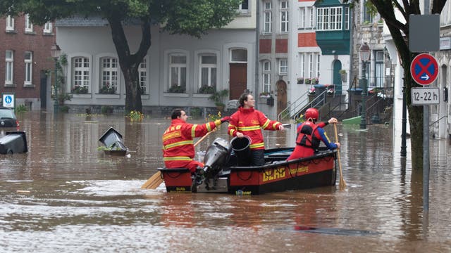 Ein Boot der Deutschen Lebens-Rettungs-Gesellschaft (DLRG) ist bei Hochwasser in Kornelimünster 