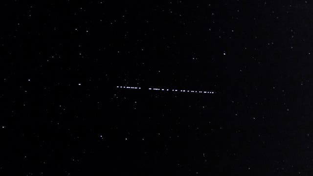 Die Starlink-Satelliten am Nachthimmel über Griechenland