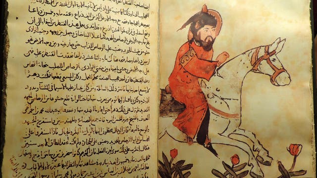 Eine antike Buchseite mit arabischer Schrift auf der linken Seite und einer Illustration auf der rechten Seite. Die Illustration zeigt eine Person in roter Kleidung, die auf einem weißen Pferd reitet. Die Seite wirkt alt und vergilbt, was auf ein historisches Dokument hinweist.