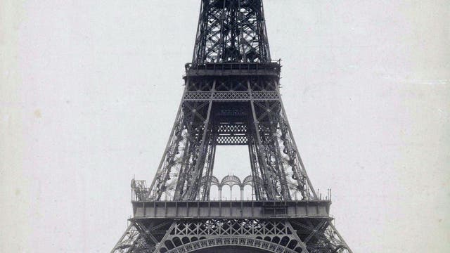 Der Eiffelturm wurde innerhalb von zwei Jahren erbaut – zwischen 1887 und 1889. Das Bild zeigt den Bauzustand im Jahr 1888.