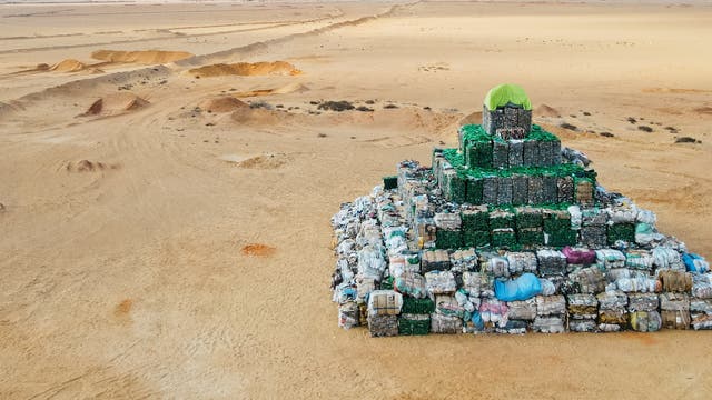 Eine Pyramide aus Ballen von Altplastik in der ägyptischen Wüste.