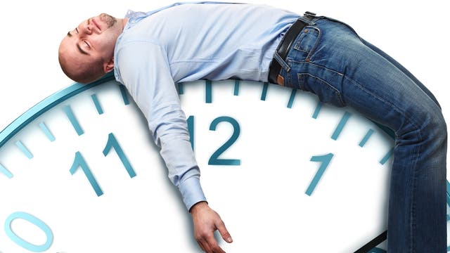 Auf einer riesigen Uhr liegt ein müder Mann und schläft