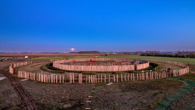 Das Rondell von Pömmelte-Zackmünde vor abendlichem Himmel.