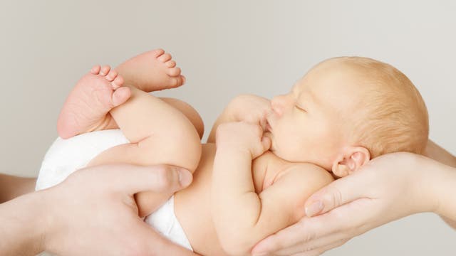 Baby wird gehalten