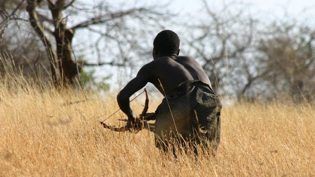 Ein Mann vom Volk der Hadza auf der Jagd