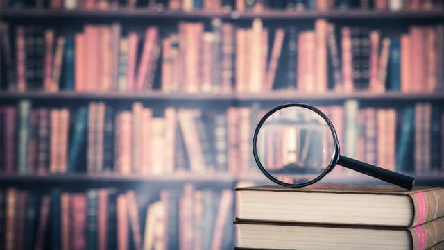 Bücher unter die Lupe genommen