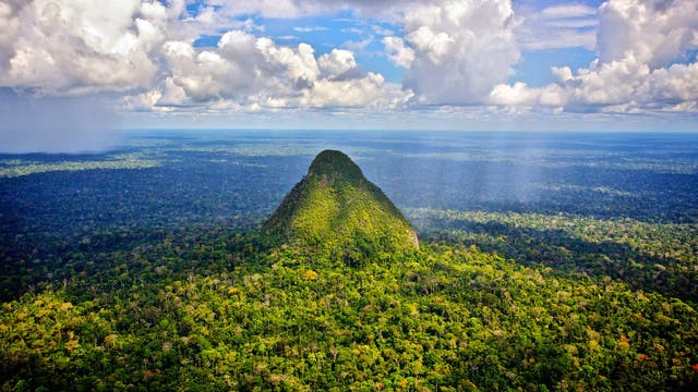 Der Vulkankegel El Cono im peruanischen Regenwald