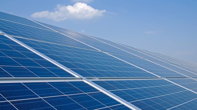 Solarzellen vor blauem Himmel