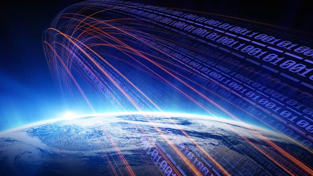 Blick auf die Erde aus dem Weltraum mit leuchtenden Datenströmen, die in Form von Binärcode über den Planeten fließen. Der Code besteht aus den Zahlen 0 und 1 und symbolisiert den digitalen Informationsfluss. Die Szene vermittelt ein Gefühl von globaler Vernetzung und Technologie. Keine Menschen im Bild.