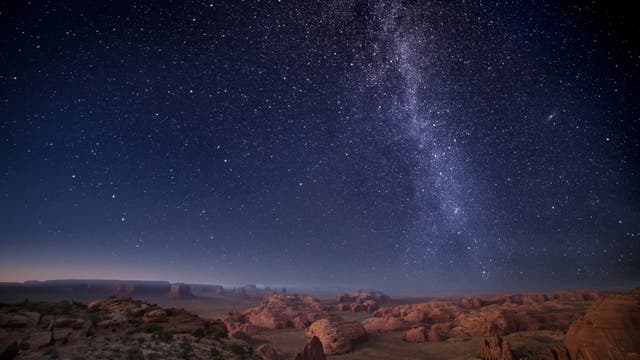 Nachthimmel über dem Monument Valley in der Wüste Arizonas