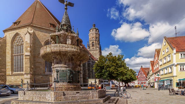 Nördlingen mit der St.-Georgs-Kirche aus dem Impaktgestein Suevit