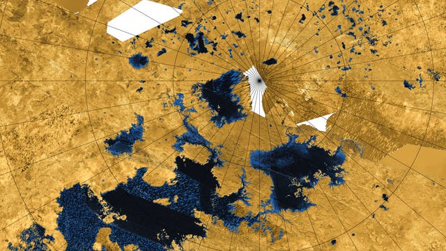 Aus Radardaten entwickeltes Farbbild der Oberfläche von Titan: Gewässer sind in blau dargestellt, bräunlich die restliche Oberfläche des Mondes
