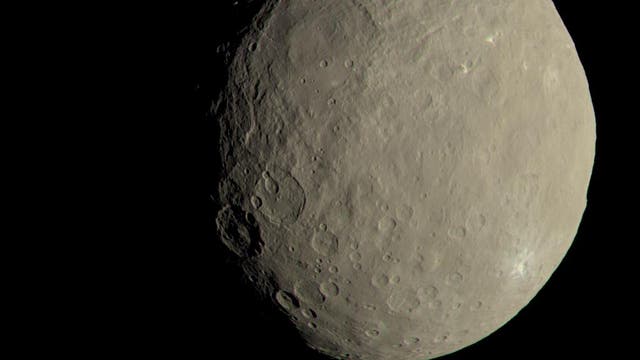 Zwergplanet Ceres in natürlichen Farben, aufgenommen von der Raumsonde Dawn