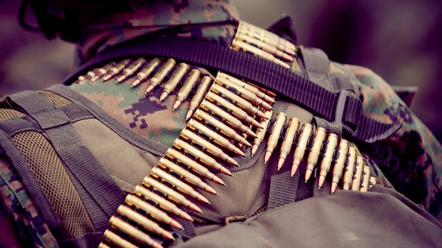 Soldat mit Patronengurt