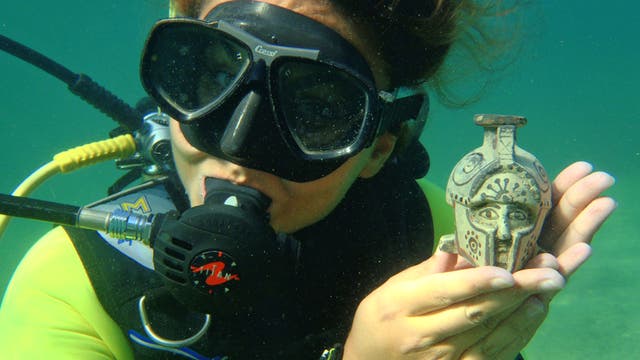 Unterwasserarchäologin hält Fund in der Hanf