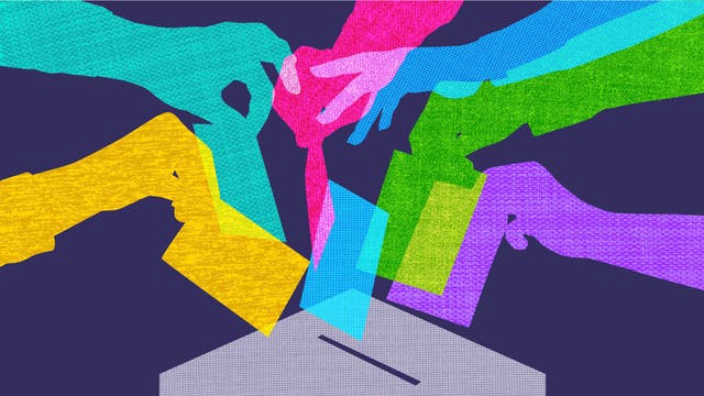 Mehrere Hände mit Wahlzetteln an einer Urne