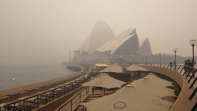 Das Opernhaus von Sydney ist in den Smog der Brände gehüllt