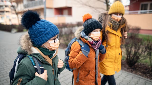 Ob der Winter die Zahl der Covid-19-Ausbrüche beeinflusst, ist unklar. Fest steht aber: Masken schützen.