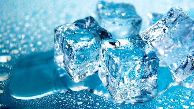 Eiswürfel auf blauem Hintergrund
