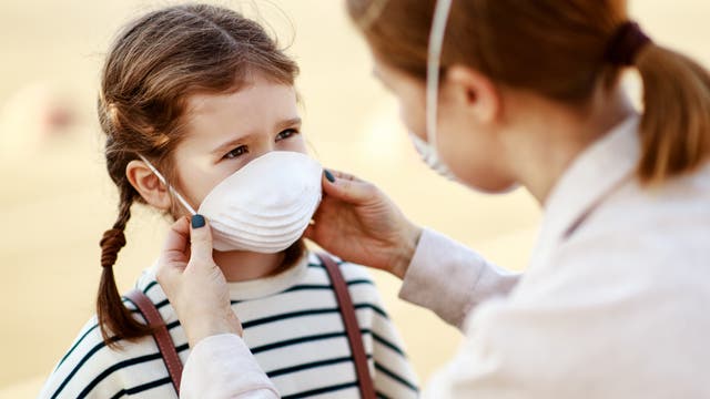 Kind mit Maske