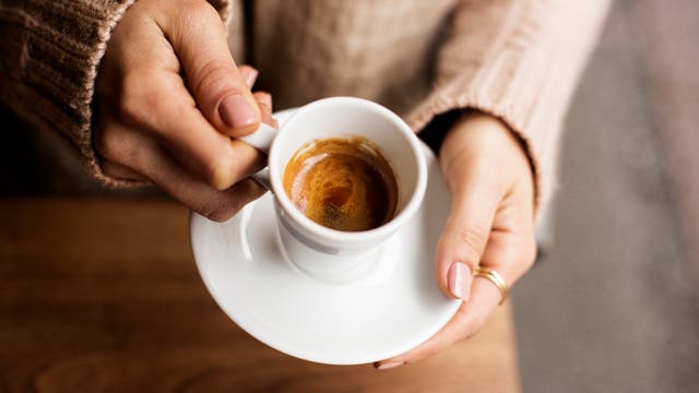 Frau mit einer Tasse Espresso