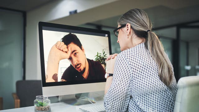 Eine Therapeutin spricht per Video mit ihrem Patienten 