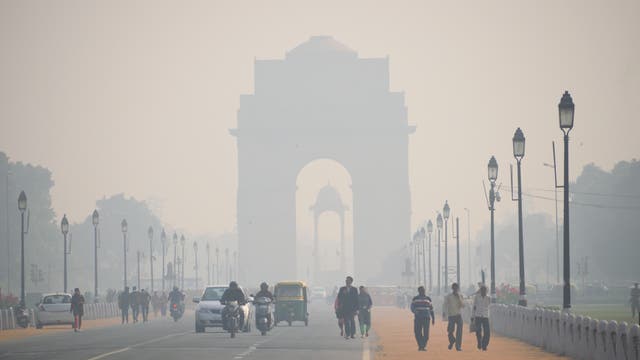 Das India Gate in Neu-Delhi im Smog.