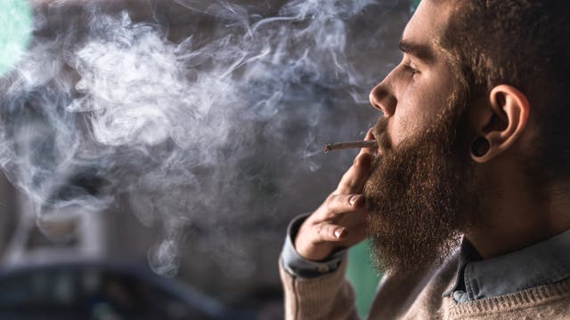 Ein Mann raucht einen Joint