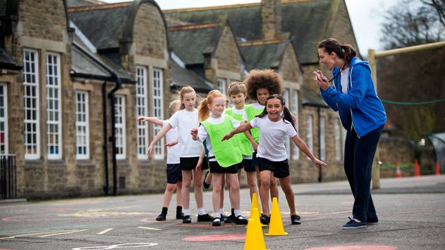 Schulsport sollte vor dem Unterricht stattfinden, denn danach können sich Kinder besser konzentrieren als ohne Training.