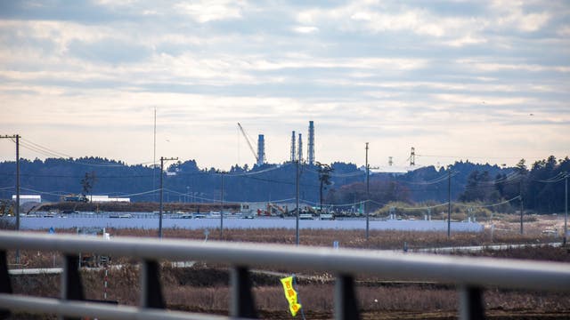Das zerstörte Atomkraftwerk Fukushima Daiichi von der etwa fünf Kilometer entfernten Stadt Namie aus gesehen.