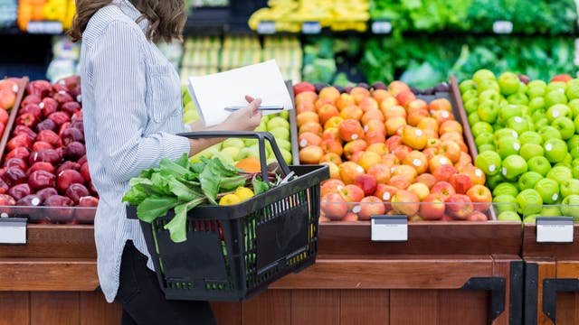 Frau im Supermarkt vor dem Obstregal
