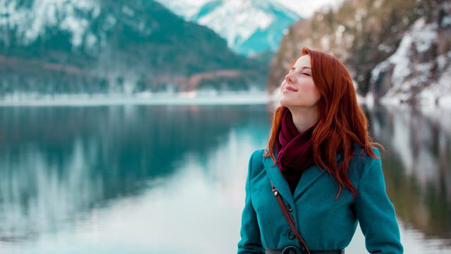 Junge Frau genießt die Natur