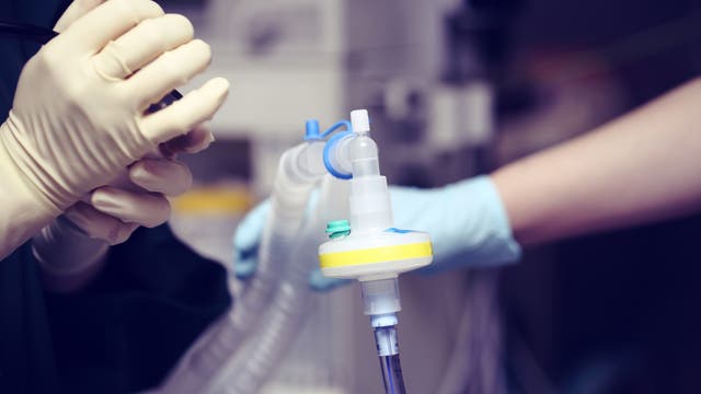 Fachgesellschaften und der Ethikrat haben eine Handlungsanweisung dazu publiziert, wann Ärzte Coronavirus-Patienten behandeln oder ihnen nur noch beim Sterben helfen sollten.